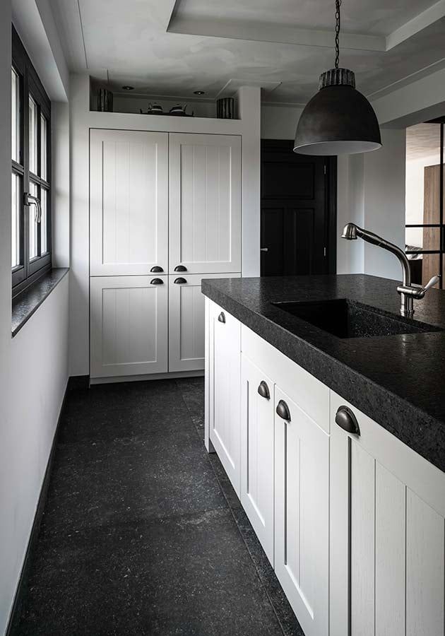 Mereno Kingston Fin. eik. geplankt kast staand